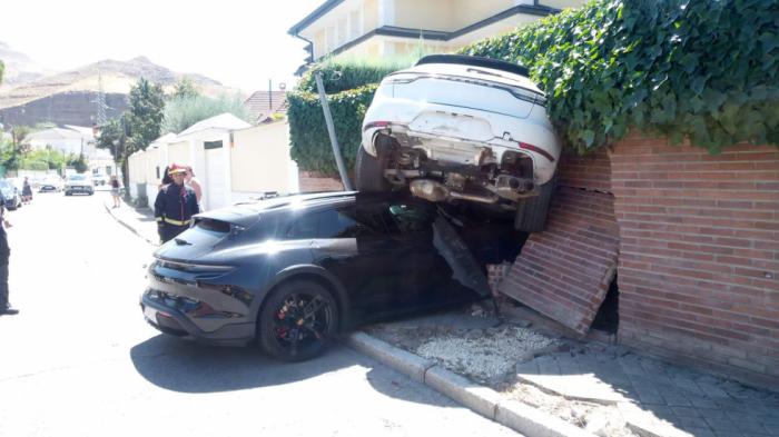 Porsche Taycan εμβόλισε Macan καταλήγοντας σε μάντρα!  